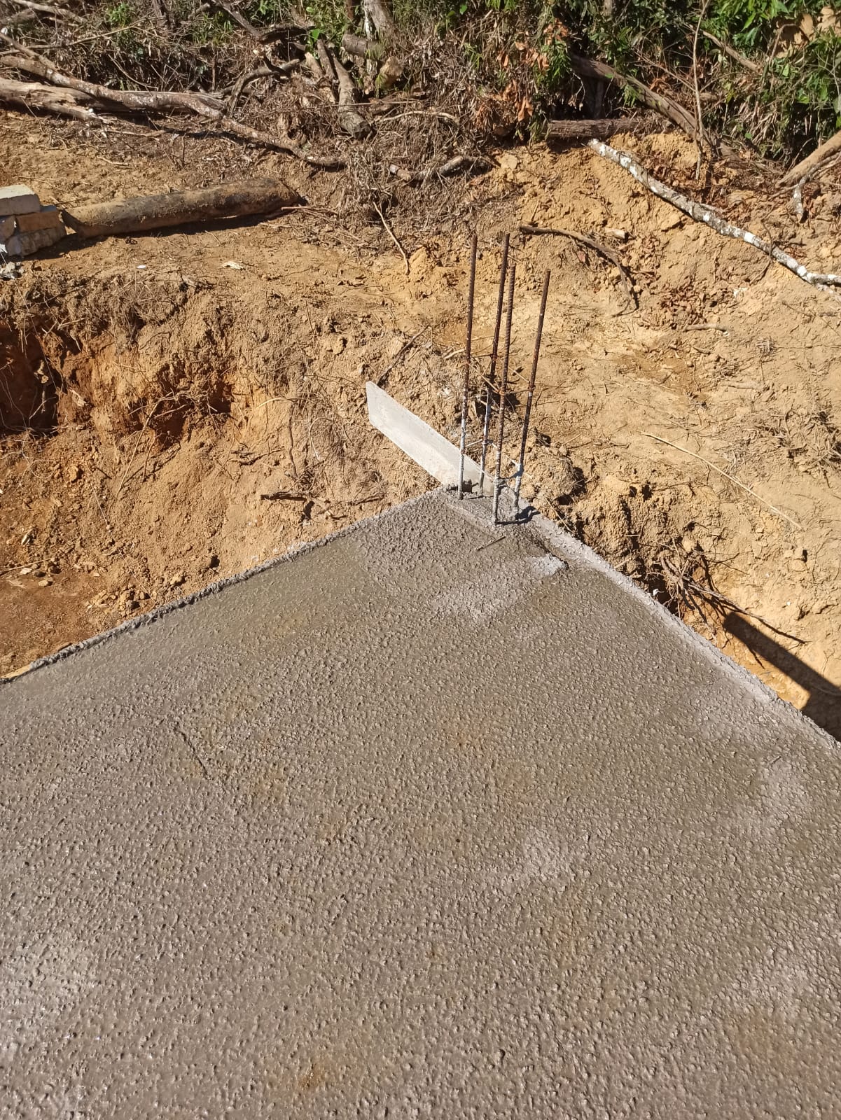 Base recém-concretada e nivelada em obra