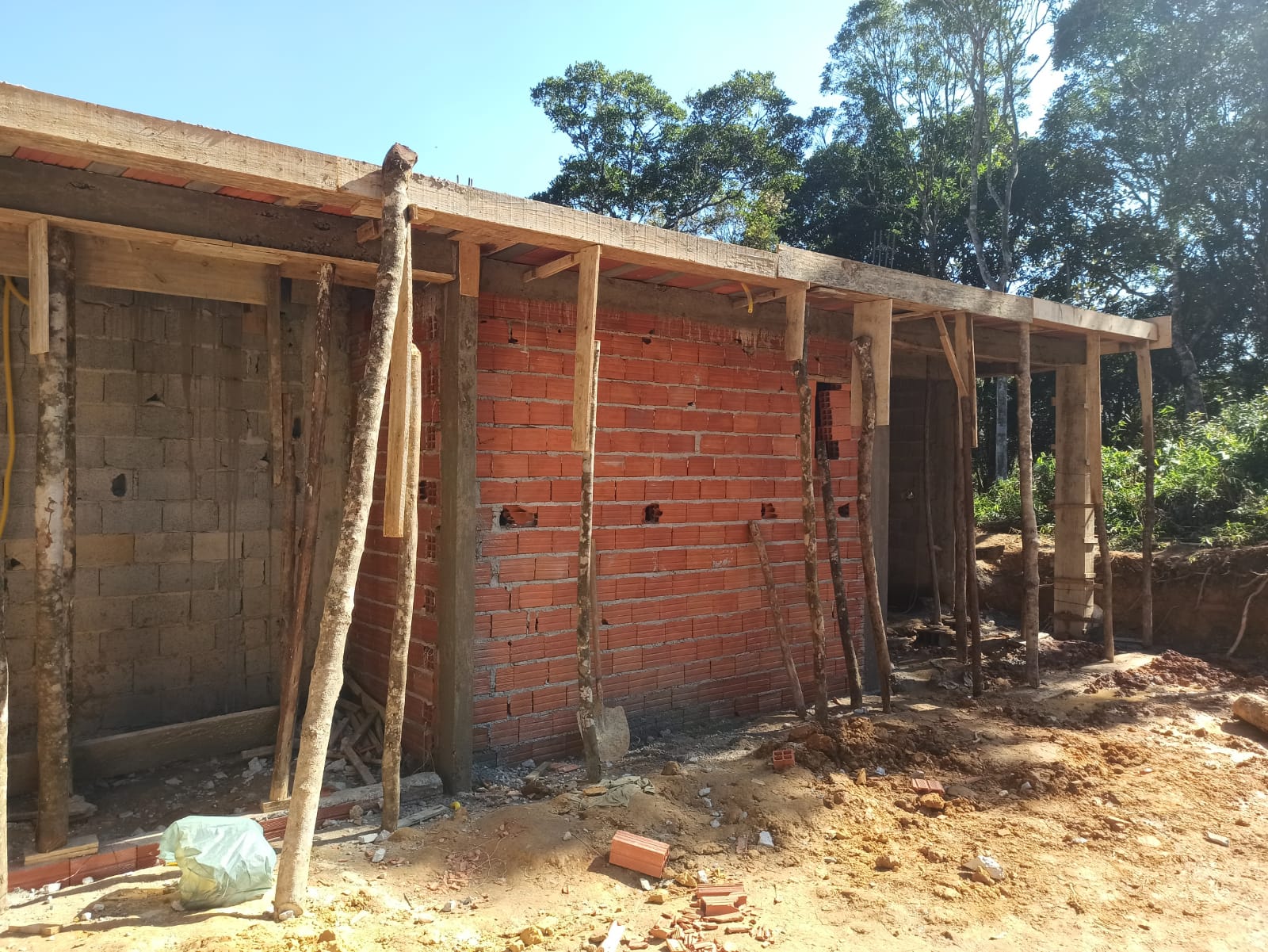 Estrutura de concreto e alvenaria em execução