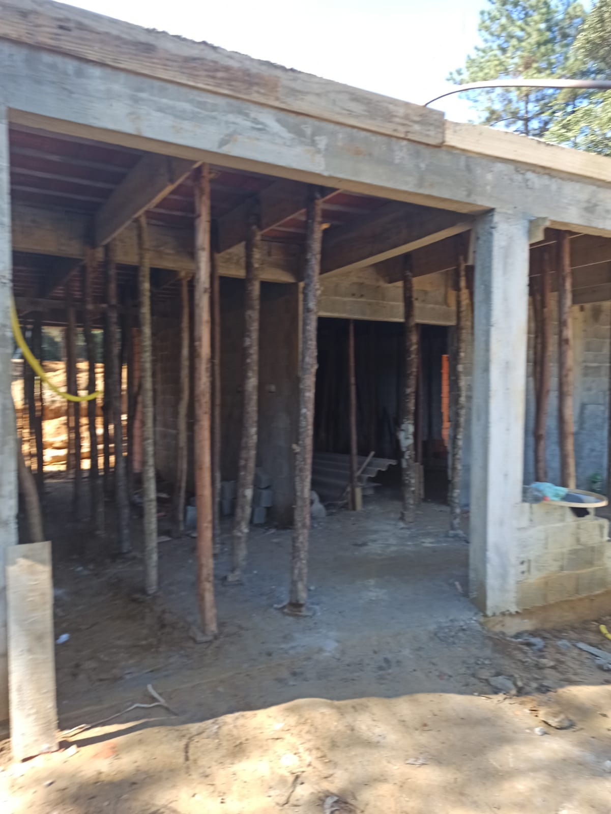 Escoramento temporário de laje visto pelo interior da obra