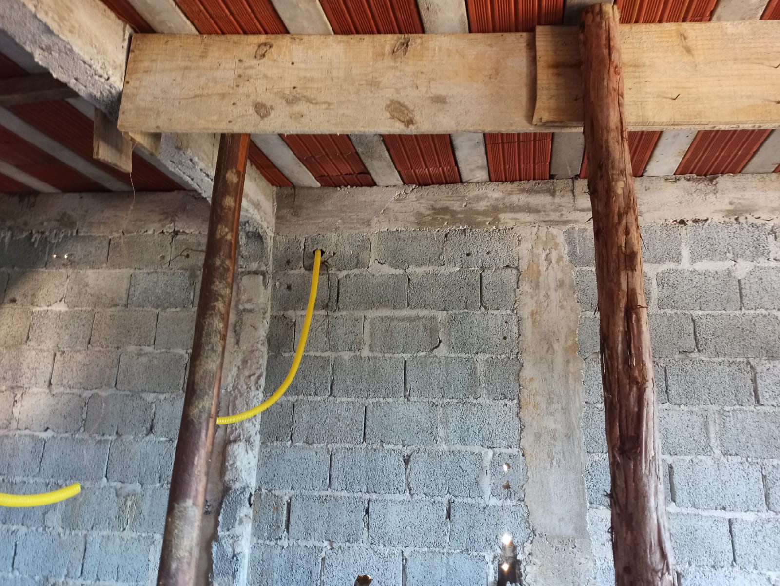 Eletrodutos embutidos em parede de alvenaria