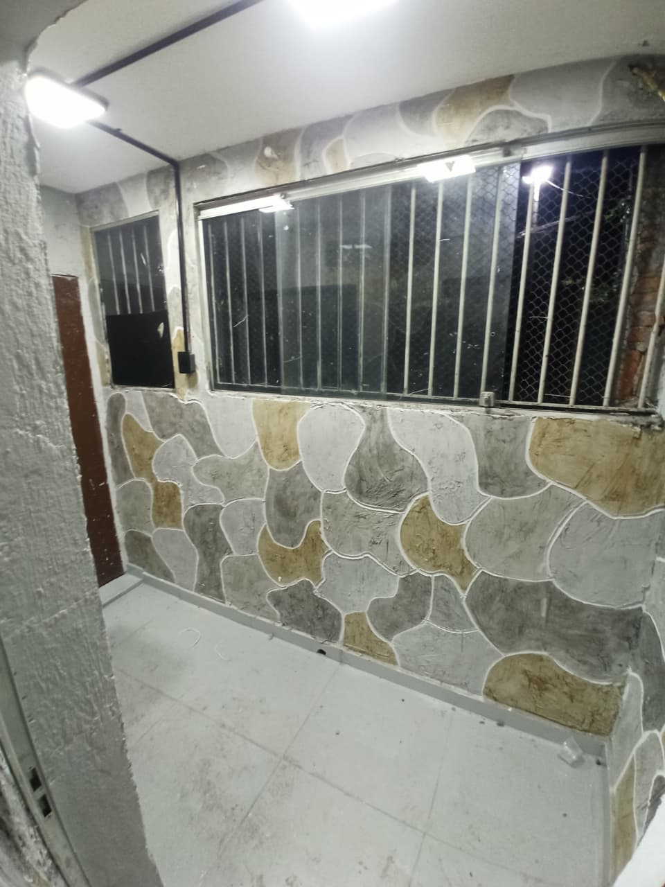 Revestimento de parede executado com pedra natural